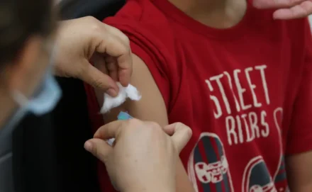Ribercon - Vacinação nas escolas segue até dia 30 e meta é imunizar 27 milhões